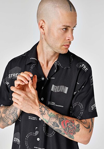 اعرض التفاصيل لـ قميص عادي رقبة مطبوع رجالي أسود كم قصير قميص