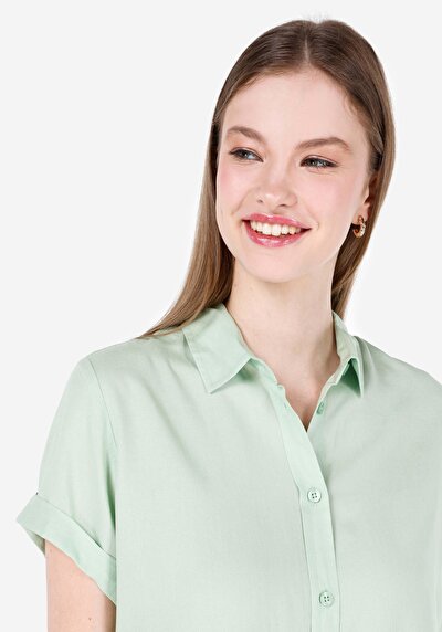 صورة من قميص عادي رقبة نسائي أخضر كم قصير قميص