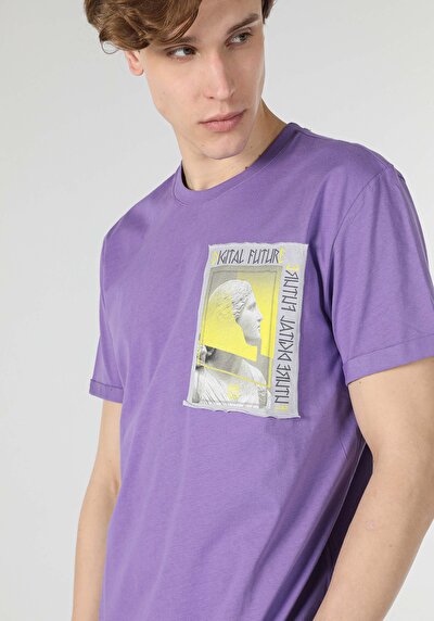 صورة من أرجواني للرجال تي شيرت بأكمام قصيرة