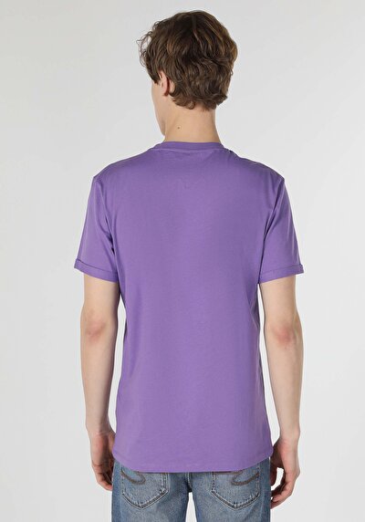 صورة من أرجواني للرجال تي شيرت بأكمام قصيرة