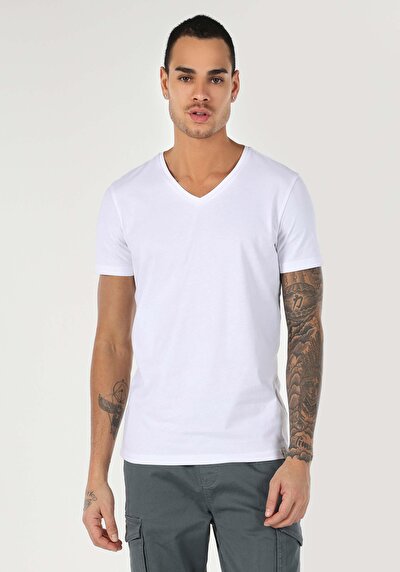 صورة من ضيق  على شكل حرف V رقبة مستقيمة للرجال أبيض بأكمام قصيرة تي شيرت