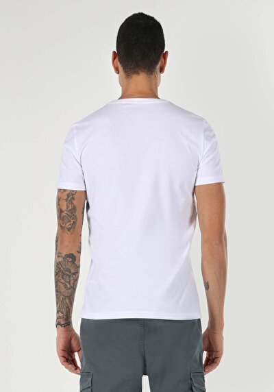 صورة من ضيق على شكل حرف V رقبة مستقيمة للرجال أبيض بأكمام قصيرة تي شيرت