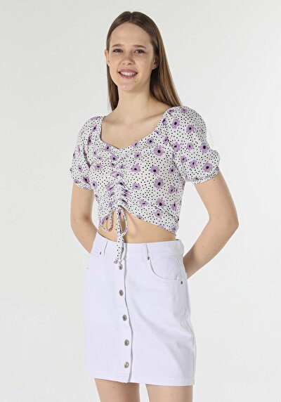 صورة من أبيض للنساء تي شيرت بأكمام قصيرة