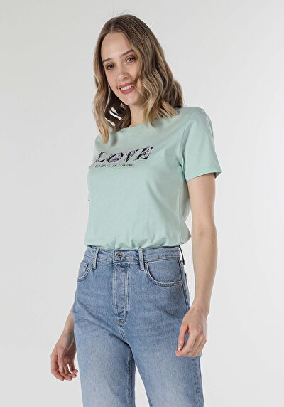 صورة من أخضر للنساء تي شيرت بأكمام قصيرة