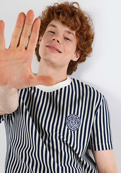 صورة من   رقبة مستديرة مخطط رجالي أزرق كحلي كم قصير تي شيرت