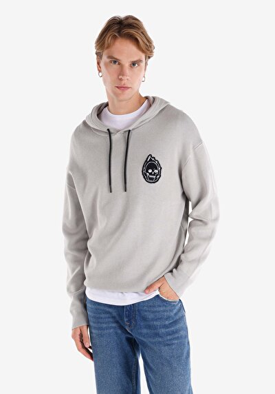 صورة من سترة رمادية رجالية بغطاء للرأس من الجاكار