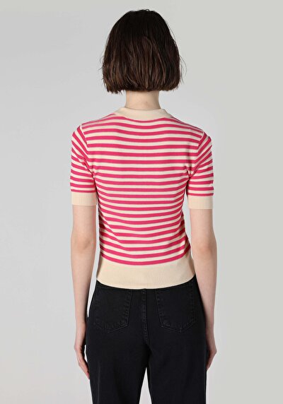 اعرض التفاصيل لـ وردي للنساء تي شيرت بأكمام قصيرة