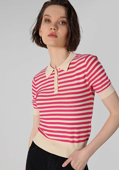 صورة من وردي للنساء تي شيرت بأكمام قصيرة