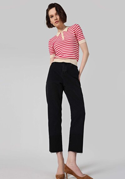 صورة من وردي للنساء تي شيرت بأكمام قصيرة