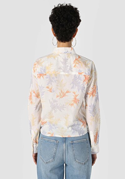 صورة من قميص رقبة مطبوع نسائي متعدد الألوان كم طويل قميص