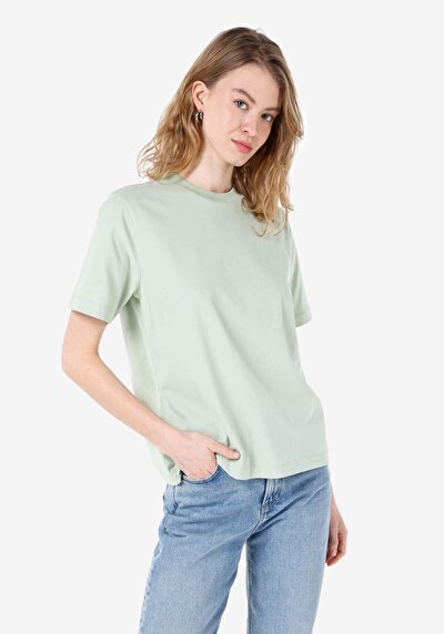 صورة من أخضر للنساء تي شيرت بأكمام قصيرة