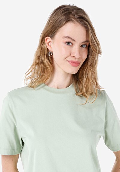 صورة من أخضر للنساء تي شيرت بأكمام قصيرة