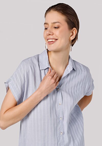 صورة من أزرق للنساء قميص  كم قصير