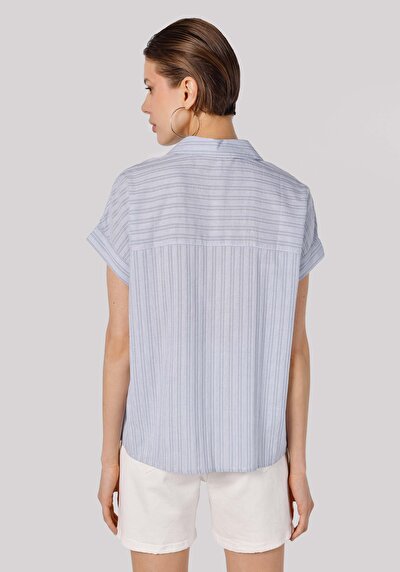 صورة من أزرق للنساء قميص كم قصير