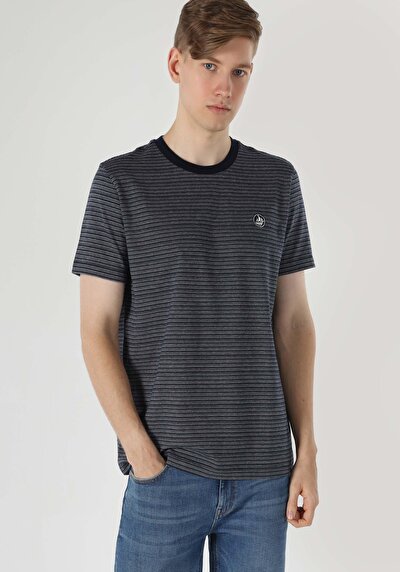 صورة من   رقبة مستديرة مخطط رجالي أزرق كحلي كم قصير تي شيرت