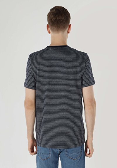 صورة من رقبة مستديرة مخطط رجالي أزرق كحلي كم قصير تي شيرت