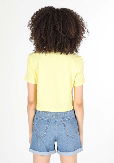 اعرض التفاصيل لـ أصفر للنساء تي شيرت بأكمام قصيرة