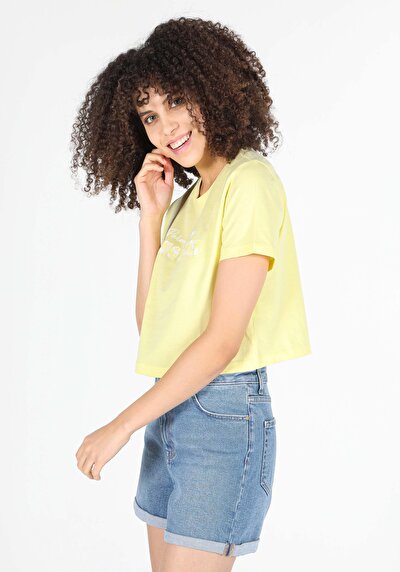 صورة من أصفر للنساء تي شيرت بأكمام قصيرة