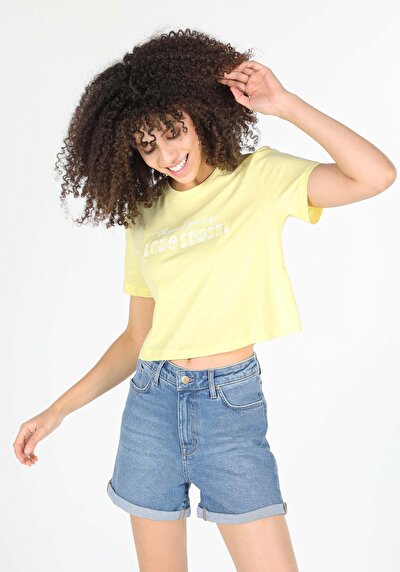 صورة من أصفر للنساء تي شيرت بأكمام قصيرة