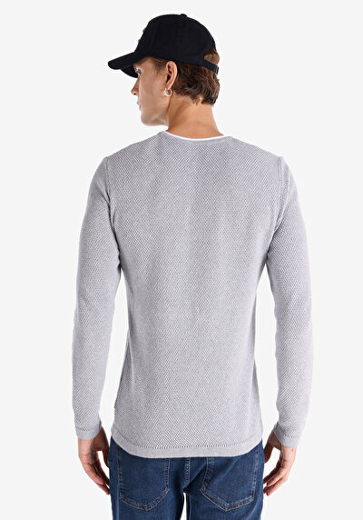 صورة من نحيف رقبة مستديرة مستقيم سترة رمادية للرجال