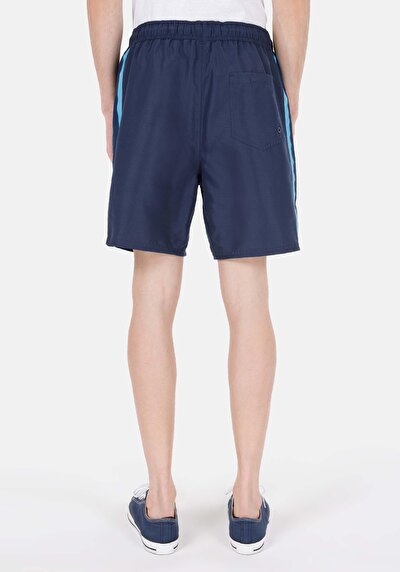 صورة من شورت سباحة رجالي باللون الأزرق الداكن