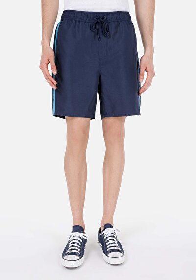 صورة من شورت سباحة رجالي باللون الأزرق الداكن