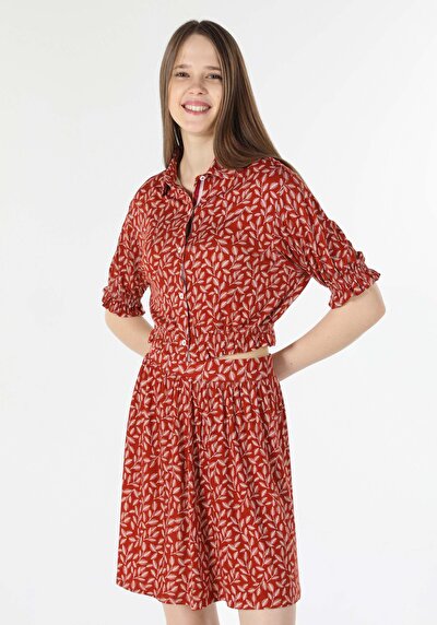 صورة من بني للنساء تي شيرت بأكمام قصيرة