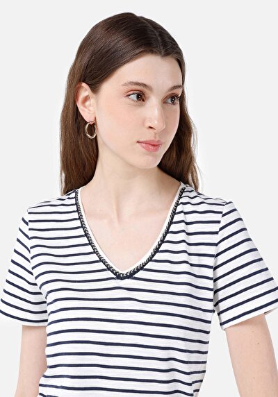 صورة من أزرق بحري للنساء تي شيرت بأكمام قصيرة