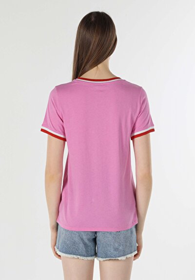 صورة من وردي للنساء تي شيرت بأكمام قصيرة