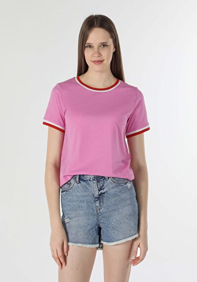 صورة من وردي للنساء تي شيرت بأكمام قصيرة