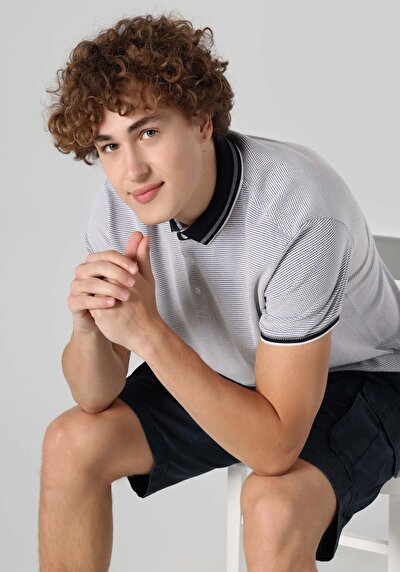 صورة من أزرق بحري للرجال قميص بولو  كم قصير