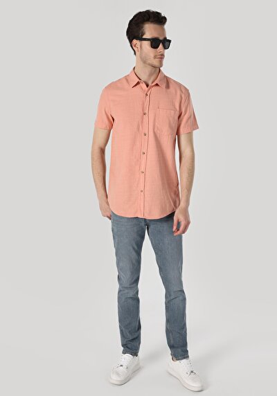 صورة من قميص عادي رقبة مستقيم رجالي برتقالي كم قصير قميص