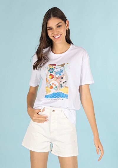 صورة من أبيض للنساء تي شيرت بأكمام قصيرة