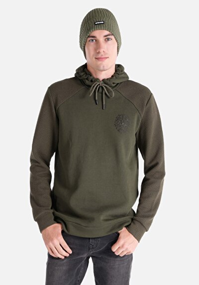 صورة من تي شيرت رجالي أخضر بأكمام طويلة مقنع عادي