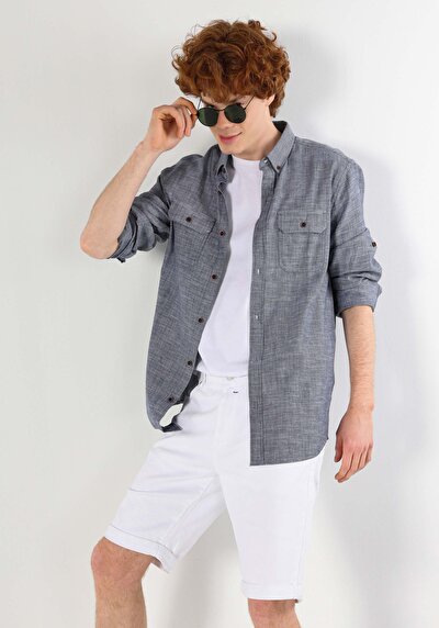 صورة من أزرق بحري للرجال قميص  كم طويل