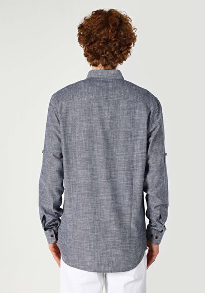 صورة من أزرق بحري للرجال قميص كم طويل