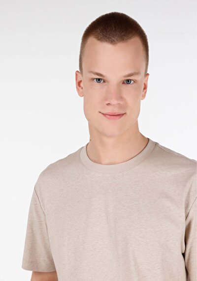 صورة من كومفورت فيت رقبة مستديرة مستقيم رجالي بيج كم قصير تي شيرت