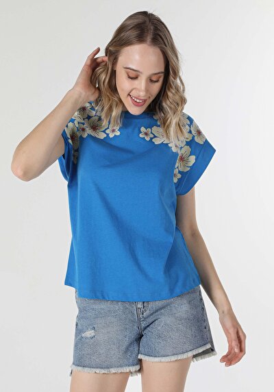 صورة من أزرق للنساء تي شيرت بأكمام قصيرة