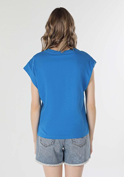 صورة من أزرق للنساء تي شيرت بأكمام قصيرة