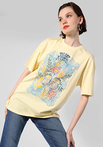 صورة من أصفر للنساء تي شيرت بأكمام قصيرة