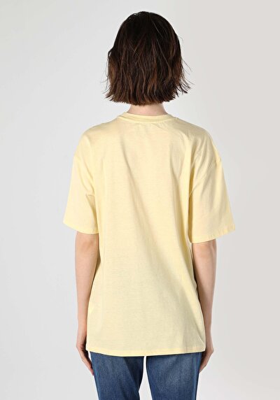 صورة من أصفر للنساء تي شيرت بأكمام قصيرة