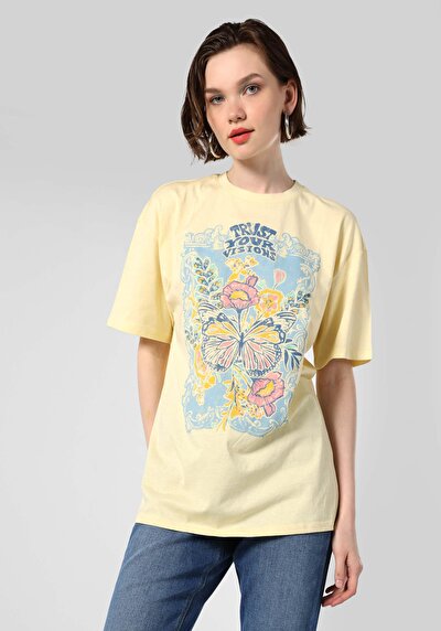 صورة من أصفر للنساء تي شيرت بأكمام قصيرة