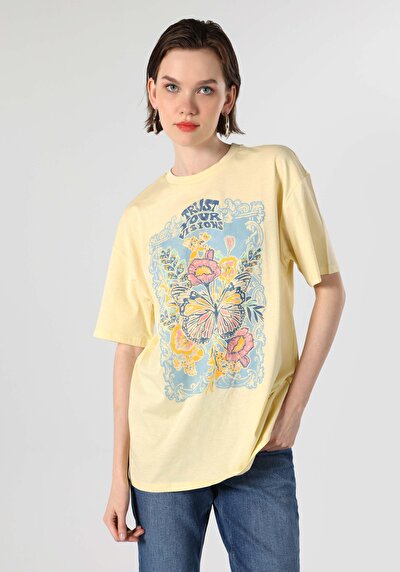 صورة من أصفر للنساء تي شيرت بأكمام قصيرة