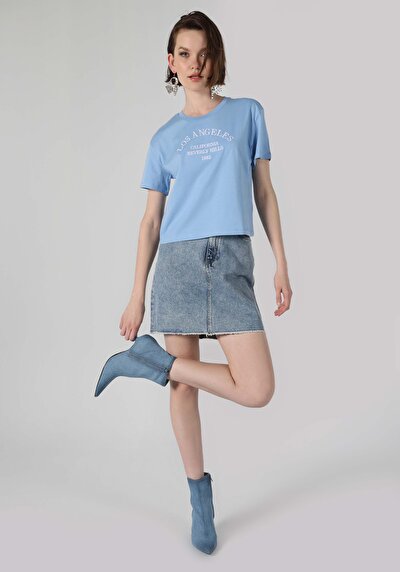 صورة من أزرق للنساء تي شيرت بأكمام قصيرة