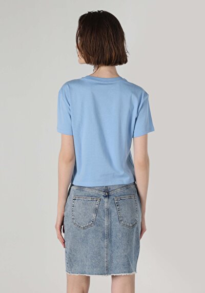 اعرض التفاصيل لـ أزرق للنساء تي شيرت بأكمام قصيرة