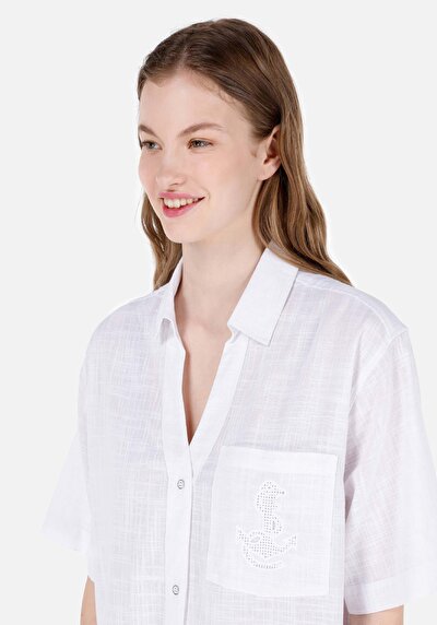 صورة من Relax Fit قميص رقبة مستقيم قميص نسائي أبيض بأكمام قصيرة