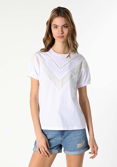 صورة من أبيض للنساء تي شيرت بأكمام قصيرة