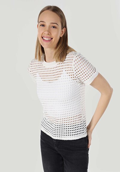 صورة من أبيض للنساء تي شيرت بأكمام قصيرة