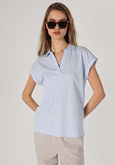 صورة من أزرق للنساء تي شيرت بأكمام قصيرة