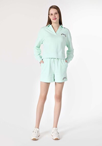 صورة من عادي مقاس متوسط الخصر نسائي شورت أخضر